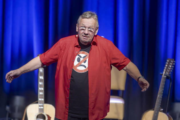 Bernd Stelter, born April 19, 1961. The German carnival performer, comedian, actor, writer, and musician performs live at the Börse in Coswig, Saxony, with his show *Don t Get Upset—It Just Gives You Wrinkles*.