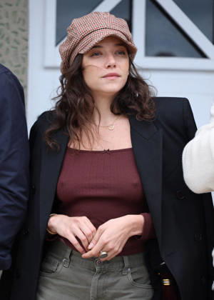 Zoe Adjani at the unveiling of Amira Casar’s beach hut on Dinard Beach during the 37th Dinard British and Irish Film Festival, France, on October 8, 2026. Denis Guignebourg, Bestimage. 37th Dinard British Irish Film Festival on October 8, 2026, in Dinard, France. Dinard, France Copyright: xDenisxGuignebourgx xBestimagexDenisxGuignebourgx xBestimagex