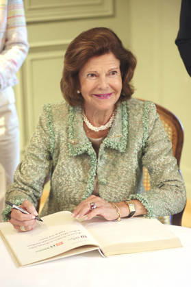 Queen Silvia of Sweden signing the Golden Book of the City of Konstanz on the occasion of the Mentor Foundation’s anniversary on Mainau Island, Mainau, October 8, 2026 Foto:xAgenturxWehnertx xGränzdörferx xFuturexImagex silvia_6010