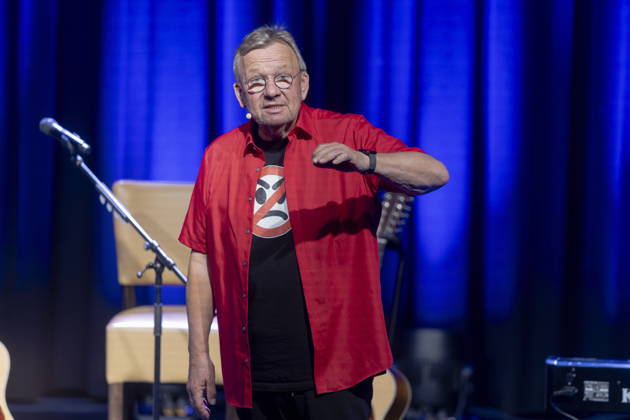 Bernd Stelter, born April 19, 1961. The German carnival performer, comedian, actor, writer, and musician performs live at the Börse in Coswig, Saxony, with his show *Don t Get Upset—It Just Gives You Wrinkles*.