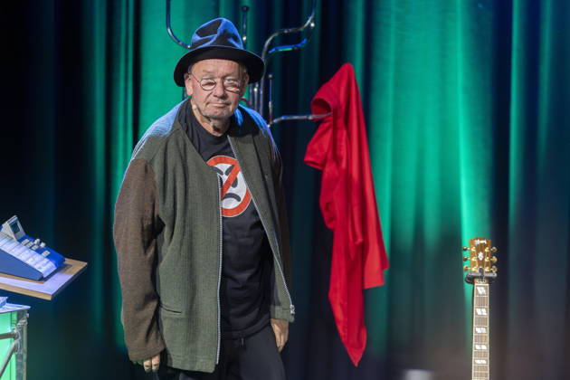 Bernd Stelter, born April 19, 1961. The German carnival performer, comedian, actor, writer, and musician performs live at the Börse in Coswig, Saxony, with his show *Don t Get Upset—It Just Gives You Wrinkles*.