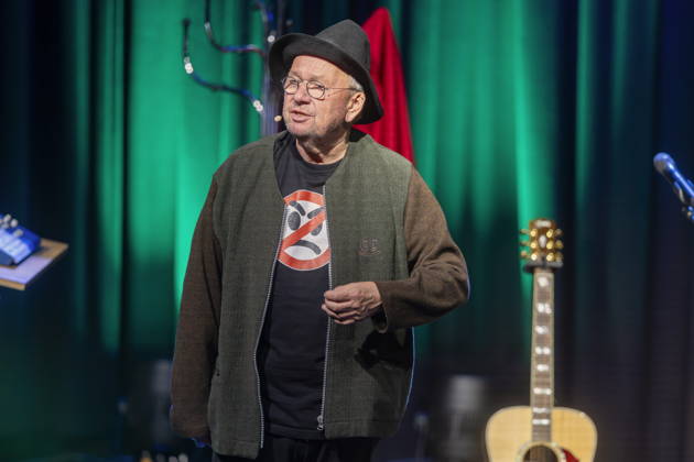 Bernd Stelter, born April 19, 1961. The German carnival performer, comedian, actor, writer, and musician performs live at the Börse in Coswig, Saxony, with his show *Don t Get Upset—It Just Gives You Wrinkles*.