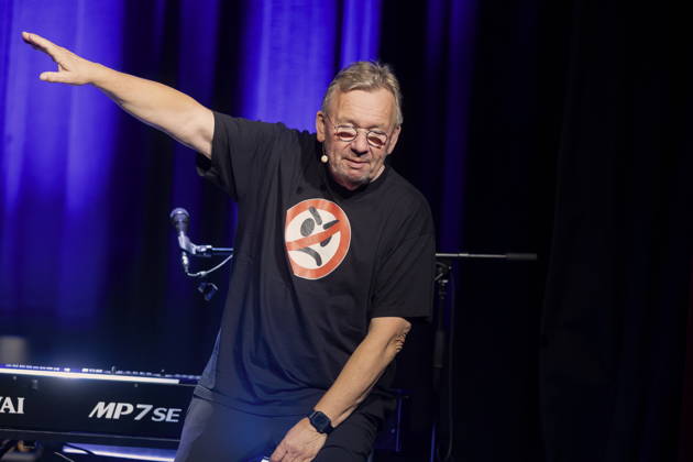 Bernd Stelter, born April 19, 1961. The German carnival performer, comedian, actor, writer, and musician performs live at the Börse in Coswig, Saxony, with his show *Don t Get Upset—It Just Gives You Wrinkles*.