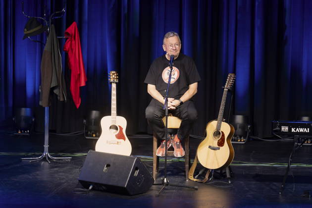Bernd Stelter, born April 19, 1961. The German carnival performer, comedian, actor, writer, and musician performs live at the Börse in Coswig, Saxony, with his show *Don t Get Upset—It Just Gives You Wrinkles*.