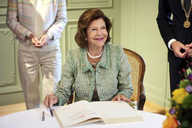 Queen Silvia of Sweden signing the Golden Book of the City of Konstanz on the occasion of the Mentor Foundation’s anniversary on Mainau Island, Mainau, October 8, 2026 Foto:xAgenturxWehnertx xGränzdörferx xFuturexImagex silvia_6011