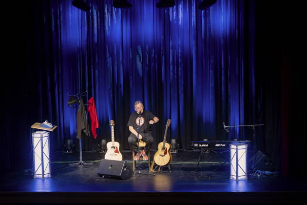 Bernd Stelter, born April 19, 1961. The German carnival performer, comedian, actor, writer, and musician performs live at the Börse in Coswig, Saxony, with his show *Don t Get Upset—It Just Gives You Wrinkles*.