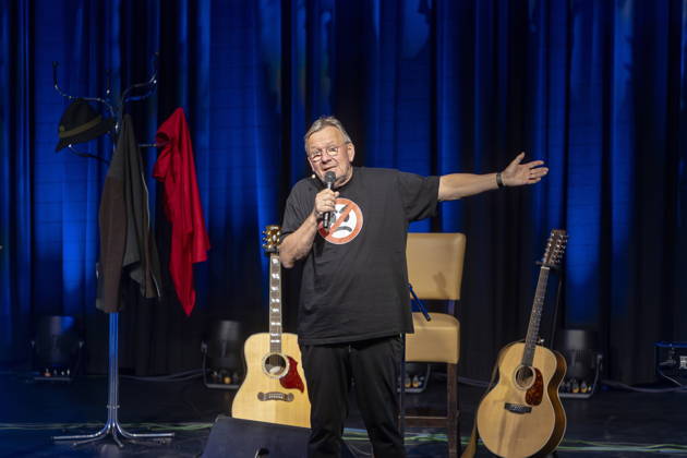Bernd Stelter, born April 19, 1961. The German carnival performer, comedian, actor, writer, and musician performs live at the Börse in Coswig, Saxony, with his show *Don t Get Upset—It Just Gives You Wrinkles*.