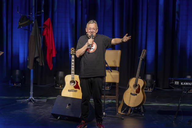 Bernd Stelter, born April 19, 1961. The German carnival performer, comedian, actor, writer, and musician performs live at the Börse in Coswig, Saxony, with his show *Don t Get Upset—It Just Gives You Wrinkles*.