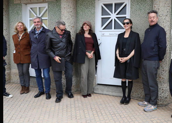 Ben Hardy, Zoe Adjani, Stephen Wooley, Amira Casar, and Thibault de Montalembert at the unveiling of Amira Casar’s beach hut on Dinard Beach during the 37th Dinard British and Irish Film Festival, France, on October 8, 2026. Denis Guignebourg, Bestimage. 37th Dinard British Irish Film Festival on October 8, 2026, in Dinard, France. Dinard, France  Copyright: xDenisxGuignebourgx xBestimagexDenisxGuignebourgx xBestimagex