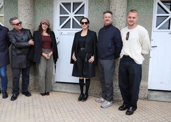 Ben Hardy, Zoe Adjani, Stephen Wooley, Amira Casar, and Thibault de Montalembert at the unveiling of Amira Casar’s beach hut on Dinard Beach during the 37th Dinard British and Irish Film Festival, France, on October 8, 2026. Denis Guignebourg, Bestimage. 37th Dinard British Irish Film Festival on October 8, 2026, in Dinard, France. Dinard, France  Copyright: xDenisxGuignebourgx xBestimagexDenisxGuignebourgx xBestimagex