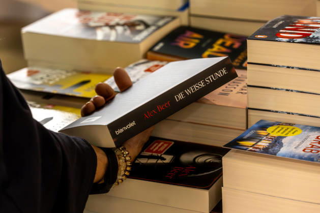 Frankfurt Book Fair 2026 August 10, 2026 A look at the book blurbs: Books and visitors at the 2026 Frankfurt Book Fair on Thursday, the second day of the fair. Visitors browse the publishers’ booths, discover the latest new releases, and learn about t