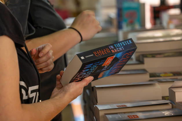 Frankfurt Book Fair 2026 August 10, 2026 A look at the book blurbs: Books and visitors at the 2026 Frankfurt Book Fair on Thursday, the second day of the fair. Visitors browse the publishers’ booths, discover the latest new releases, and learn about t