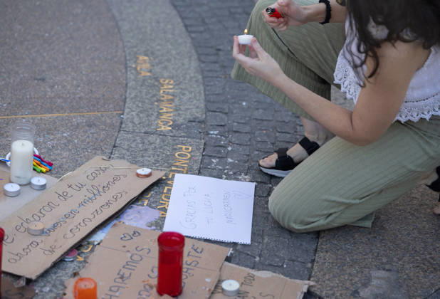 Protesters at Sol Square Stand by Their Demands for Affordable Housing Flowers and candles in tribute to Maricarmen Abascal during the housing protest at Puerta del Sol on October 8, 2026, in Madrid, Spain. The encampment at Sol has spilled over into the square, and the protesters are maintaining their demands against evictions and exorbitant rents. The Official State Gazette (BOE) published yesterday, October 7, the new version of the housing and rent decrees that the Council of Ministers had approved the previous day OCTOBER 8, 2026, Madrid, Spain Copyright: xEduardoxParrax 7829169