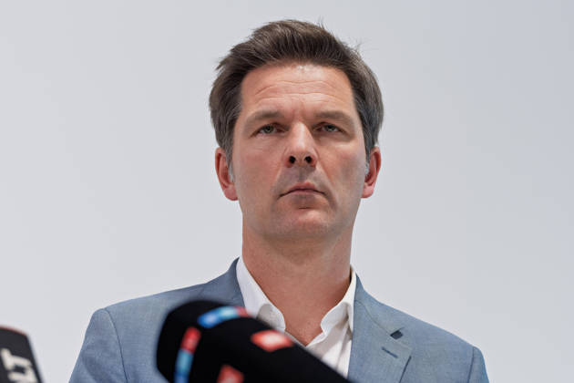 Berlin, October 8, 2026: Steffen Krach of the SPD stands behind the media microphones during a joint press statement by Die Linke Berlin, Alliance 90 The Greens Berlin, and the SPD Berlin following the conclusion of preliminary talks in the foyer of the Haus der Statistik. Press statement by Die Linke, the Greens, and the SPD in Berlin