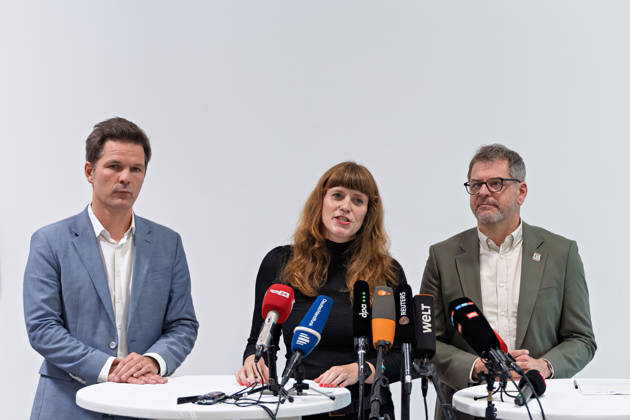 Berlin, October 8, 2026 Kerstin Wolter Ehling, The Left, M speaks to reporters alongside Steffen Krach (SPD, l) and Werner Graf (Alliance 90 The Greens, r) in the foyer of the Haus der Statistik following the conclusion of their parties’ preliminary talks Press statement by The Left, The Greens, and the SPD in Berlin