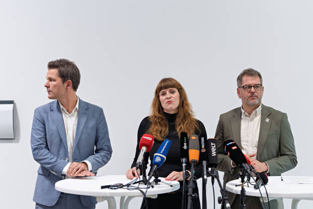 Berlin, October 8, 2026 Kerstin Wolter Ehling, The Left, M speaks alongside Steffen Krach (SPD, left) and Werner Graf (Alliance 90 The Greens, right) during a joint press statement following the conclusion of their parties’ preliminary talks in the foyer of the Haus der Statistik, in front of the microphones. Press statement by The Left, The Greens, and the SPD in Berlin