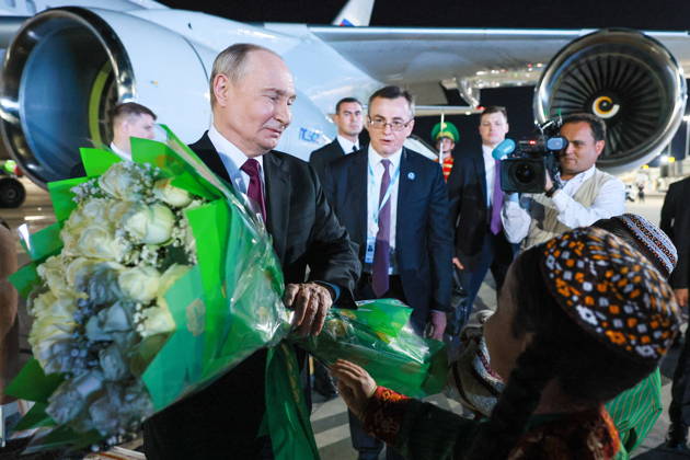 TURKMENISTAN, BALKAN PROVINCE - OCTOBER 8, 2026: Vladimir Putin, President of Russia, accepts flowers during a ceremony to welcome his arrival ahead of a meeting of the CIS (Commonwealth of Independent States) Council of Heads of State in Turkmenbasy Turkmenistan - ZUMAt113 20261008_zaa_t113_508 Copyright: xVladimirxSmirnovx