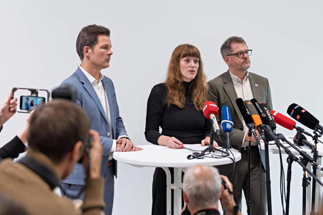 Berlin, October 8, 2026 Kerstin Wolter Ehling, The Left, M speaks alongside Steffen Krach (SPD, left) and Werner Graf (Alliance 90 The Greens, right) during a joint press conference following the conclusion of their parties’ preliminary talks in the foyer of the Haus der Statistik; in the foreground, journalists are photographing the press conference held by The Left, The Greens, and the S