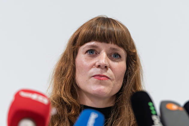Berlin, October 8, 2026 Kerstin Wolter Ehling A representative of Die Linke stands behind the media microphones in the foyer of the Haus der Statistik following the joint press statement by Die Linke Berlin, Alliance 90 The Greens Berlin, and the SPD Berlin in the foyer of the Haus der Statistik following the conclusion of preliminary talks, with the media gathered behind the microphones. Press statement by The Left, The Greens