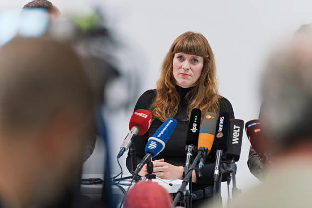 Berlin, October 8, 2026 Kerstin Wolter Ehling A representative of Die Linke stands behind the microphones during a joint press statement by Die Linke Berlin, Alliance 90 The Greens Berlin, and the SPD Berlin in the foyer of the Haus der Statistik following the conclusion of preliminary talks; media representatives are in the foreground. Press statement by The Left, The Greens, and the SPD in Berlin