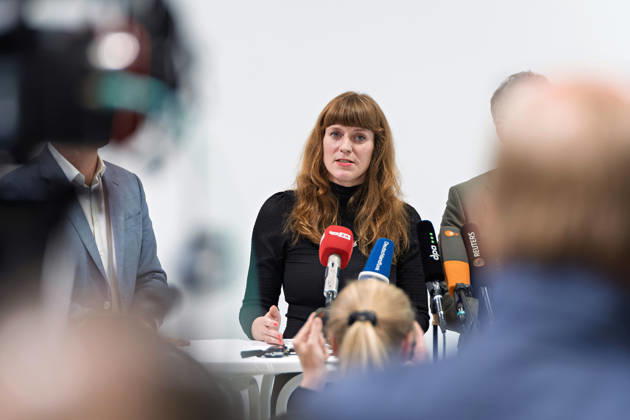 Berlin, October 8, 2026 Kerstin Wolter Ehling A representative of Die Linke speaks during a joint press statement by Die Linke Berlin, Alliance 90 The Greens Berlin, and the SPD Berlin following the conclusion of preliminary talks in the foyer of the Haus der Statistik; in the foreground, media representatives Werner Graf and Steffen Krach are obscured and not visible.