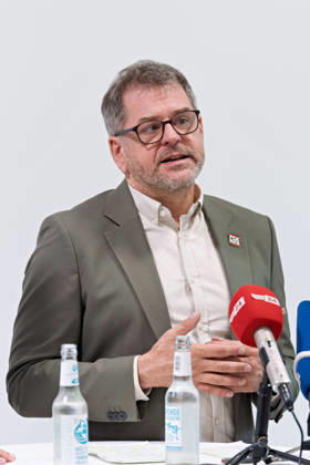 Berlin, October 8, 2026—Werner Graf of Alliance 90 The Greens speaks and gestures during a joint press statement by The Left Berlin, Alliance 90 The Greens Berlin, and the SPD Berlin following the conclusion of preliminary talks in the foyer of the Haus der Statistik. Press statement by The Left, The Greens, and the SPD in Berlin
