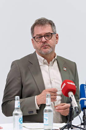 Berlin, October 8, 2026—Werner Graf of Alliance 90 The Greens gestures during a joint press statement by The Left Berlin, Alliance 90 The Greens Berlin, and the SPD Berlin following the conclusion of preliminary talks in the foyer of the Haus der Statistik, behind the media microphones. Press statement by Die Linke, the Greens, and the SPD in Berlin