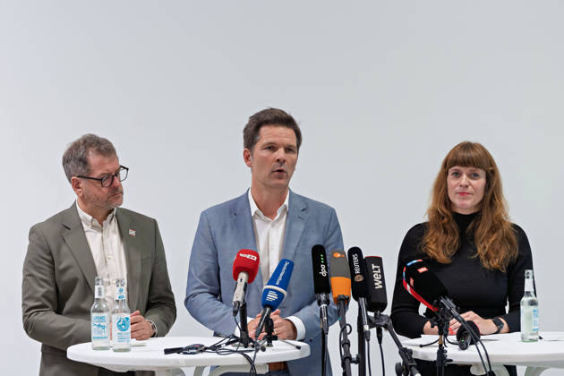 Berlin, October 8, 2026: Steffen Krach (SPD, center) speaks alongside Werner Graf (Alliance 90 The Greens, left) and Kerstin Wolter Ehling (The Left, right) during a joint press statement following the conclusion of their parties’ preliminary talks in the foyer of the Haus der Statistik. Press statement by The Left, the Greens, and the SPD in Berlin