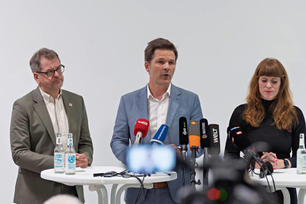 Berlin, October 8, 2026 Steffen Krach, SPD, M speaks alongside Werner Graf of Alliance ’90 The Greens, l, and Kerstin Wolter Ehling of The Left, r, into the media microphones during a joint press statement following the conclusion of their parties’ preliminary talks in the foyer of the Haus der Statistik Press statement by The Left, The Greens, and the SPD in Berlin