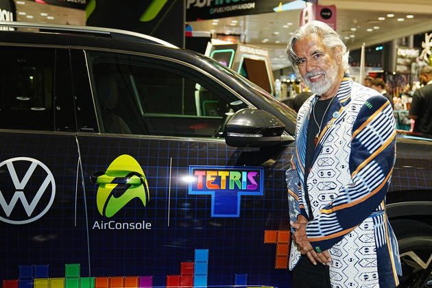 October 8, 2026, New York, New York, USA: Video game designer and Tetris co-founder HENK ROGERS at 2026 New York Comic Con at the Javits Center on October 8, 2026 in New York. HENK ROGERS is on had to welcome the next evolution of Tetris as it moves into the dashboard of a 2027 Volkswagen Atlas. Volkswagen is bringing Tetris to its vehicles through AirConsole, an in car gaming platform that turns the vehicle s infotainment screen into a gaming display, with smartphones serving as the controllers. The games are designed to be played while the vehicle is parked, creating a new kind of entertainment experience inside the car. New York USA - ZUMAb148 20261008_zap_b148_003 Copyright: xBryanxSmithx
