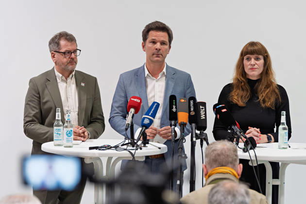 Berlin, October 8, 2026 Werner Graf, Alliance 90 The Greens, left, Steffen Krach (SPD, center) and Kerstin Wolter Ehling (Die Linke, right) stand in front of the media microphones during a joint press statement in the foyer of the Haus der Statistik following the conclusion of their parties’ preliminary talks Press statement by Die Linke, the Greens, and the SPD in Berlin