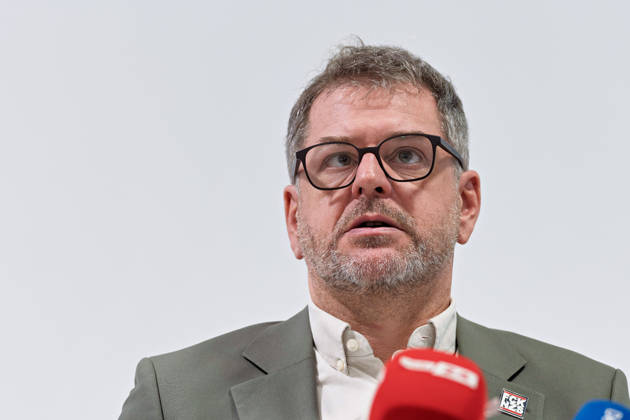 Berlin, October 8, 2026—Werner Graf of Alliance 90 The Greens speaks during a joint press statement by The Left Berlin, Alliance 90 The Greens Berlin, and the SPD Berlin following the conclusion of preliminary talks in the foyer of the Haus der Statistik, speaking into the media microphones Press statement by Die Linke, the Greens, and the SPD in Berlin