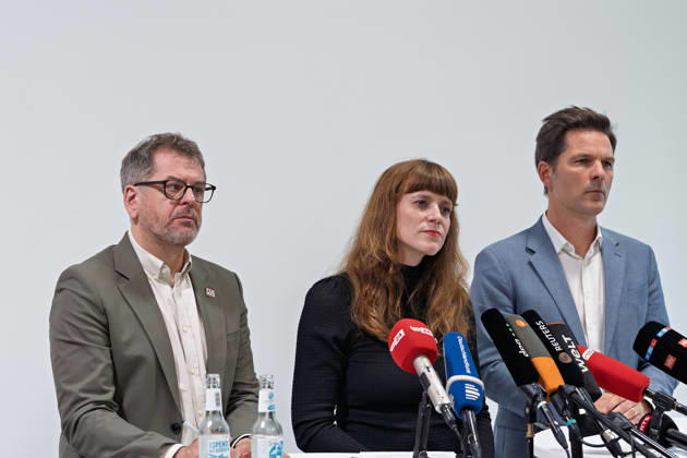 Berlin, October 8, 2026 Werner Graf, Alliance 90 The Greens, left, Kerstin Wolter Ehling, The Left, M, and Steffen Krach (SPD, r) stand behind the media microphones during a joint press statement in the foyer of the Haus der Statistik following the conclusion of their parties’ preliminary talks. Press statement by The Left, the Greens, and the SPD in Berlin