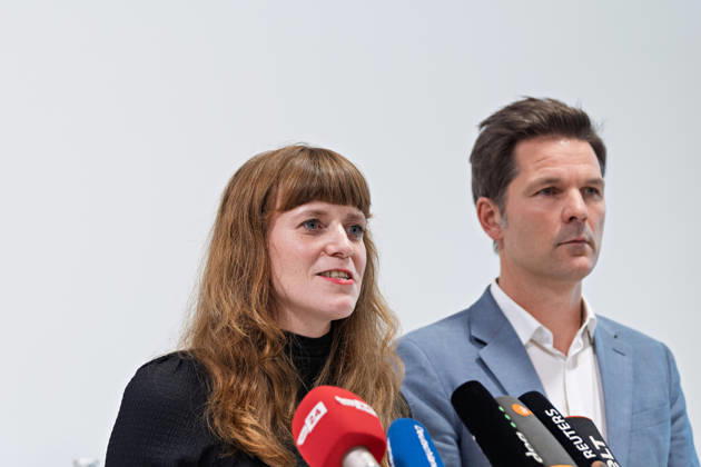 Berlin, October 8, 2026 Kerstin Wolter Ehling of Die Linke speaks into the media microphones alongside Steffen Krach of the SPD during a joint press statement following the conclusion of their parties’ preliminary talks in the foyer of the Haus der Statistik Press statement by Die Linke, the Greens, and the SPD in Berlin