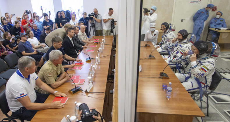 October 8, 2026, Baikonur, Kazakhstan: Baikonur, Kazakhstan. 14 July, 2026. The Expedition 75 crew talks with Roscosmos Sergei Krikalev and Dmitry Bakanov and NASA s Jared Isaacman and Matt Anderson after Sokol suit pressure checks at the Baikonur Cosmodrome, July 14, 2026 in Baikonur, Kazakhstan. Isaacman is NASA Administrator and Bakanov is Roscosmos Director General. Baikonur Kazakhstan - ZUMAp138 20261008_zaa_p138_012 Copyright: xVictorxZelentsov Nasax