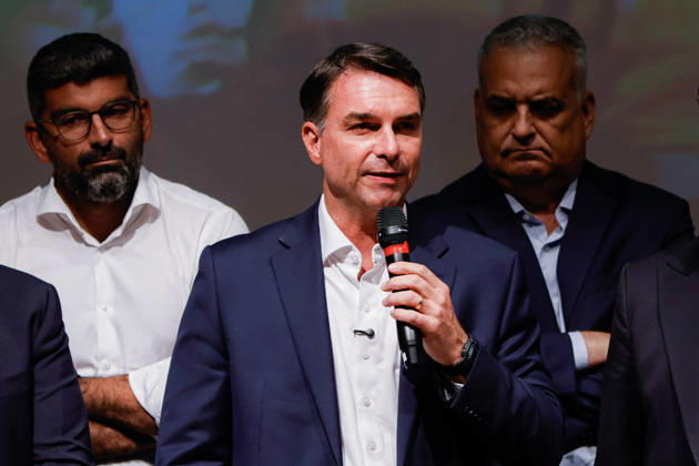 BRASiLIA, DF - 08.10.2026: FLaVIO MEETS WITH POLITICIANS FROM THE PL - Presidential candidate Flavio Bolsonaro meets with PL deputies and governors elected this Thursday (October 8th) at the Brasil 21 building. x3026714x  JoaoxPedroxCarvalho
