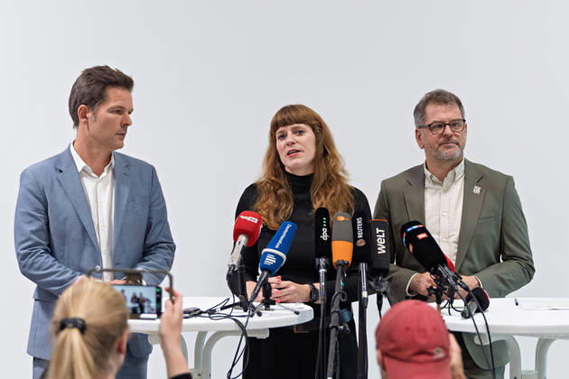 Berlin, October 8, 2026 Kerstin Wolter Ehling, The Left, M speaks alongside Steffen Krach (SPD, left) and Werner Graf (Alliance 90 The Greens, right) during a joint press statement following the conclusion of their parties’ preliminary talks in the foyer of the Haus der Statistik. Press statement by The Left, The Greens, and the SPD in Berlin