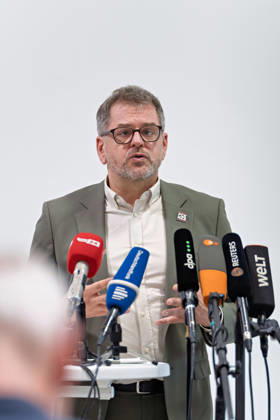 Berlin, October 8, 2026—Werner Graf of Alliance 90 The Greens gestures during a joint press statement by The Left Berlin, Alliance 90 The Greens Berlin, and the SPD Berlin following the conclusion of preliminary talks in the foyer of the Haus der Statistik in front of the media microphones Press statement by The Left, The Greens, and the SPD in Berlin