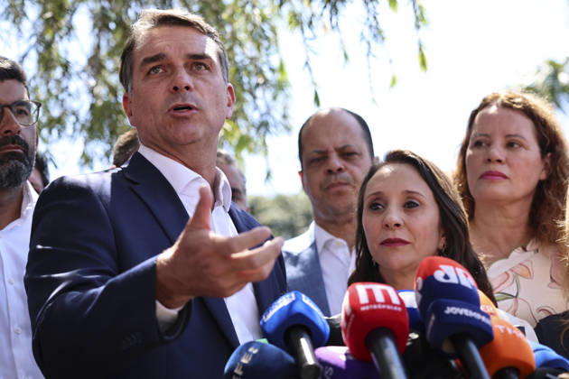 Brazilian presidential candidate Flavio Bolsonaro of the Liberal Party BRASILIA, BRAZIL - OCTOBER 08 : Brazilian presidential candidate Flavio Bolsonaro of the Liberal Party (PL) speaks to the press during a meeting with elected governors ahead of the presidential runoff election, in Brasilia, Brazil on October 08, 2026. Mateus Bonomi Anadolu Brasilia Brazil. Editorial use only. Please get in touch for any other usage. Copyright: x2026xAnadoluxMateusxBonomix