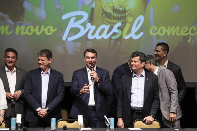 Brazilian presidential candidate Flavio Bolsonaro of the Liberal Party BRASILIA, BRAZIL - OCTOBER 08 : Brazilian presidential candidate Flavio Bolsonaro of the Liberal Party (PL) speaks to the press during a meeting with elected governors ahead of the presidential runoff election, in Brasilia, Brazil on October 08, 2026. Mateus Bonomi Anadolu Brasilia Brazil. Editorial use only. Please get in touch for any other usage. Copyright: x2026xAnadoluxMateusxBonomix
