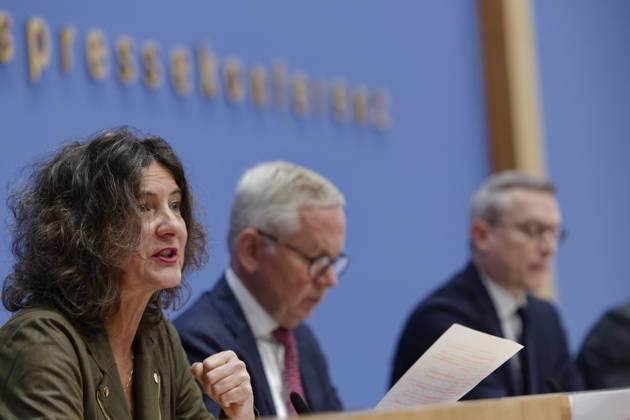 National Regulatory Review Council on Reducing Bureaucracy October 8, 2026, Germany, Berlin Federal Press Conference Annual Report of the National Regulatory Review Council (NKR) on Reducing Bureaucracy Pictured, from left: Prof. Dr. Sabine Kuhlmann, Vice Chair of the National Regulatory Review Council, Lutz Goebel, Chai