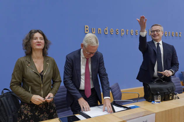 National Regulatory Review Council on Reducing Bureaucracy October 8, 2026, Germany, Berlin Federal Press Conference Annual Report of the National Regulatory Review Council (NKR) on Reducing Bureaucracy Pictured, from left: Prof. Dr. Sabine Kuhlmann, Vice Chair of the National Regulatory Review Council, Lutz Goebel, Chai