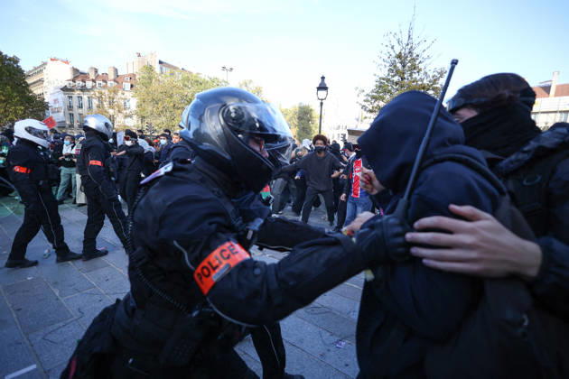 Clashes With Police During Students Protest - Paris Clash between high-school students and policemen during high-school students demonstration at Place de la Bastille, in Paris, France on October 8, 2026, as part of a nationwide protest movement over learning conditions. Since late September, pupils have barred the entrances to hundreds of schools, complaining of teacher absences, overloaded timetables, dilapidated classrooms and buildings ill-adapted to rising temperatures, among other grievances. Photo by Raphael Lafargue ABACAPRESS.COM Paris France Copyright: xLafarguexRaphael ABACAx
