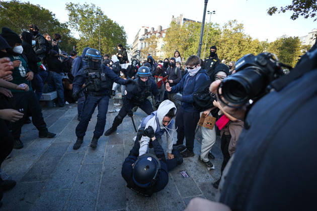 Clashes With Police During Students Protest - Paris Clash between high-school students and policemen during high-school students demonstration at Place de la Bastille, in Paris, France on October 8, 2026, as part of a nationwide protest movement over learning conditions. Since late September, pupils have barred the entrances to hundreds of schools, complaining of teacher absences, overloaded timetables, dilapidated classrooms and buildings ill-adapted to rising temperatures, among other grievances. Photo by Raphael Lafargue ABACAPRESS.COM Paris France Copyright: xLafarguexRaphael ABACAx