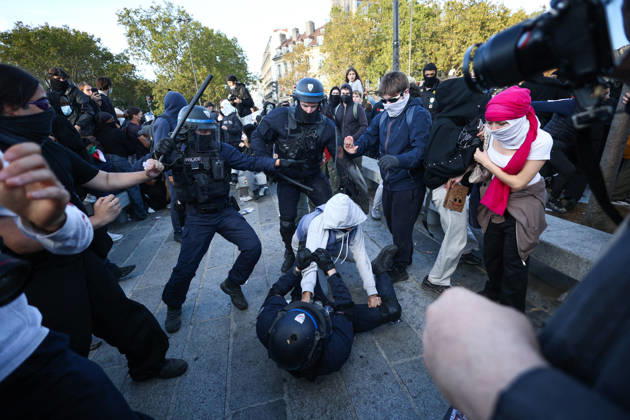Clashes With Police During Students Protest - Paris Clash between high-school students and policemen during high-school students demonstration at Place de la Bastille, in Paris, France on October 8, 2026, as part of a nationwide protest movement over learning conditions. Since late September, pupils have barred the entrances to hundreds of schools, complaining of teacher absences, overloaded timetables, dilapidated classrooms and buildings ill-adapted to rising temperatures, among other grievances. Photo by Raphael Lafargue ABACAPRESS.COM Paris France Copyright: xLafarguexRaphael ABACAx