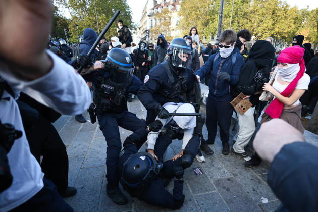 Clashes With Police During Students Protest - Paris Clash between high-school students and policemen during high-school students demonstration at Place de la Bastille, in Paris, France on October 8, 2026, as part of a nationwide protest movement over learning conditions. Since late September, pupils have barred the entrances to hundreds of schools, complaining of teacher absences, overloaded timetables, dilapidated classrooms and buildings ill-adapted to rising temperatures, among other grievances. Photo by Raphael Lafargue ABACAPRESS.COM Paris France Copyright: xLafarguexRaphael ABACAx