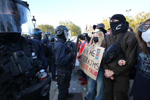 Clashes With Police During Students Protest - Paris Clash between high-school students and policemen during high-school students demonstration at Place de la Bastille, in Paris, France on October 8, 2026, as part of a nationwide protest movement over learning conditions. Since late September, pupils have barred the entrances to hundreds of schools, complaining of teacher absences, overloaded timetables, dilapidated classrooms and buildings ill-adapted to rising temperatures, among other grievances. Photo by Raphael Lafargue ABACAPRESS.COM Paris France Copyright: xLafarguexRaphael ABACAx