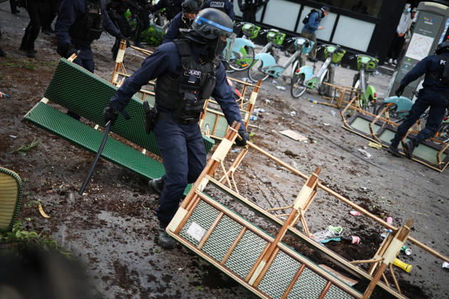 Clashes With Police During Students Protest - Paris Clash between high-school students and policemen during high-school students demonstration at Place de la Bastille, in Paris, France on October 8, 2026, as part of a nationwide protest movement over learning conditions. Since late September, pupils have barred the entrances to hundreds of schools, complaining of teacher absences, overloaded timetables, dilapidated classrooms and buildings ill-adapted to rising temperatures, among other grievances. Photo by Raphael Lafargue ABACAPRESS.COM Paris France Copyright: xLafarguexRaphael ABACAx
