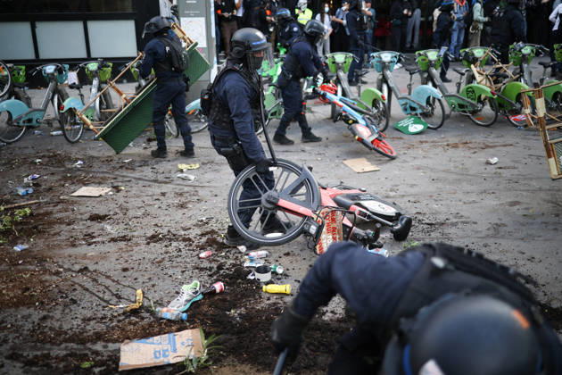 Clashes With Police During Students Protest - Paris Clash between high-school students and policemen during high-school students demonstration at Place de la Bastille, in Paris, France on October 8, 2026, as part of a nationwide protest movement over learning conditions. Since late September, pupils have barred the entrances to hundreds of schools, complaining of teacher absences, overloaded timetables, dilapidated classrooms and buildings ill-adapted to rising temperatures, among other grievances. Photo by Raphael Lafargue ABACAPRESS.COM Paris France Copyright: xLafarguexRaphael ABACAx