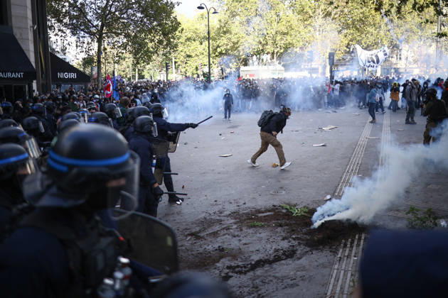 Clashes With Police During Students Protest - Paris Clash between high-school students and policemen during high-school students demonstration at Place de la Bastille, in Paris, France on October 8, 2026, as part of a nationwide protest movement over learning conditions. Since late September, pupils have barred the entrances to hundreds of schools, complaining of teacher absences, overloaded timetables, dilapidated classrooms and buildings ill-adapted to rising temperatures, among other grievances. Photo by Raphael Lafargue ABACAPRESS.COM Paris France Copyright: xLafarguexRaphael ABACAx
